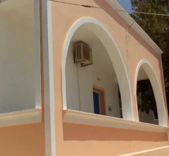 别墅 Pine House Santorini 150 Meters From Sea. 佩里萨