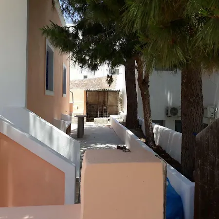 Pine House Santorini 150 Meters From Sea. Perísza